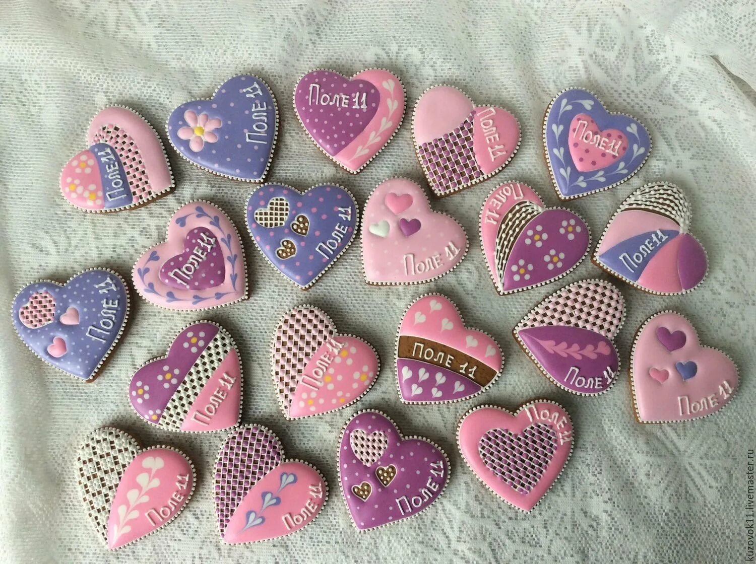 Именные пряники на день рождения. Пряники на свадьбу для гостей. Пряники с именами. Пряники с именами. Имбирные пряники именные.