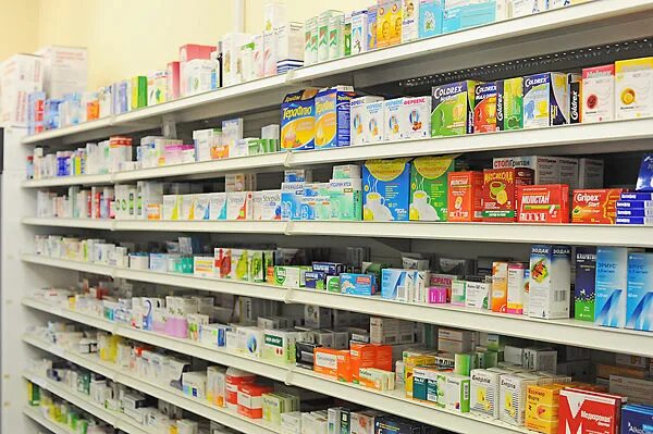 лекарственные препараты в аптеке. витрины с лрс. лекарственный ассортимент. лекарственный ассортимент. ассортимент аптеки.