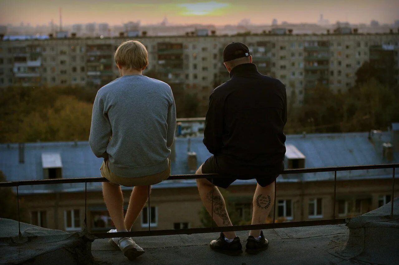 Непривычный друг. Дружба пацанов. два пацана. 2 пацана друзья. два друга со спины.