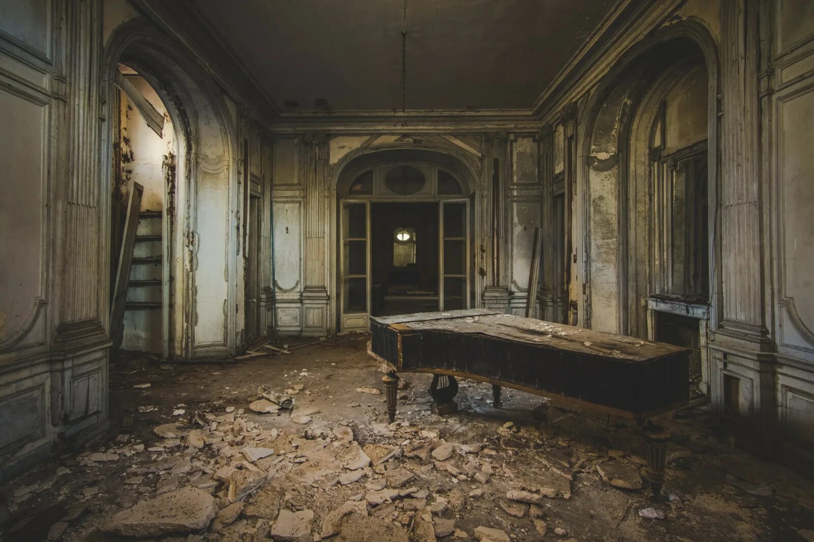 Заброшенный замок миранда в бельгии. Заброшенный особняк manor house 2. Заброшенный дворец нерона. Покинутая особняк. Заброшенный замок.