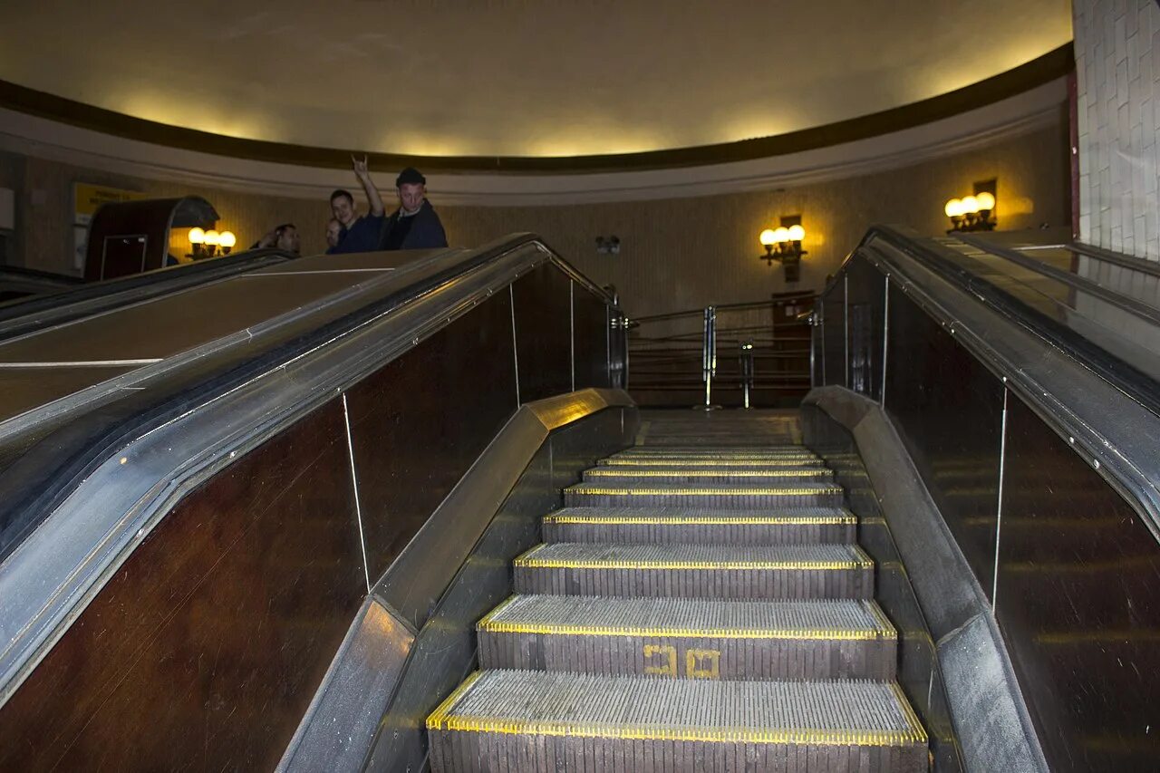 Эскалатор на станции метро ботаническая екатеринбург. Ступеньки эскалатора. Балюстрада эскалатора. Каскад эскалатор ереван эскалатор. Балюстрада эскалатора.