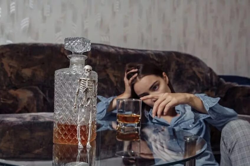 Жена выпила. Жена пьет. жена бухает. жена забухала. жена пьет что делать.