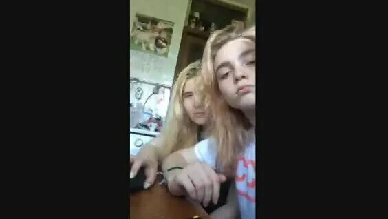 Девочки в трансляциях перископа. Одноклассницы целуются в школе. Подружки в перископе. Две подруги в перископе. Две подруги в перископе.