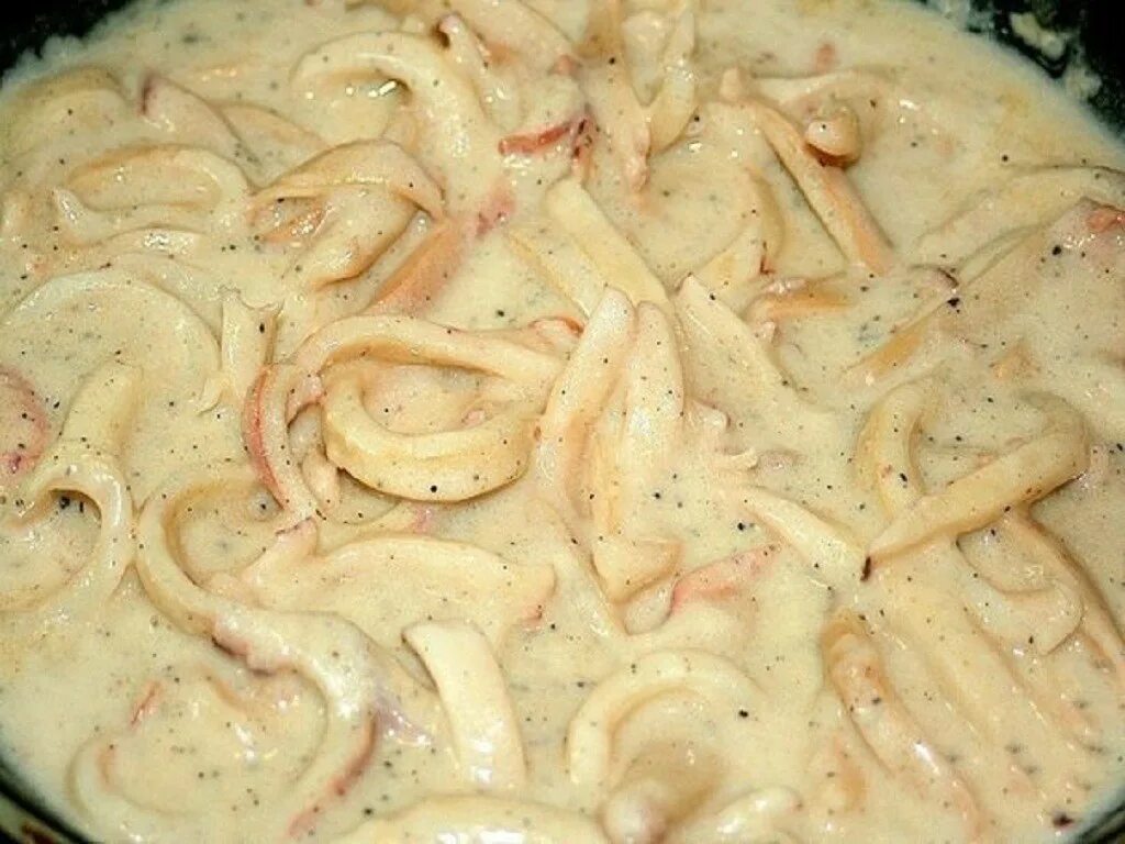 Рецепт кальмаров в соусе с чесноком. Кальмар блюдо. Кальмары в сливочном соусе. Кальмары в сметанном соусе. Кальмары тушеные в сметане.