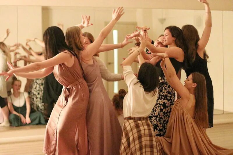 Выйду в круг танцевать я. Сакральный женский круг. Выйду в круг танцевать я. Выйду в круг танцевать я. Женский круг танцы.