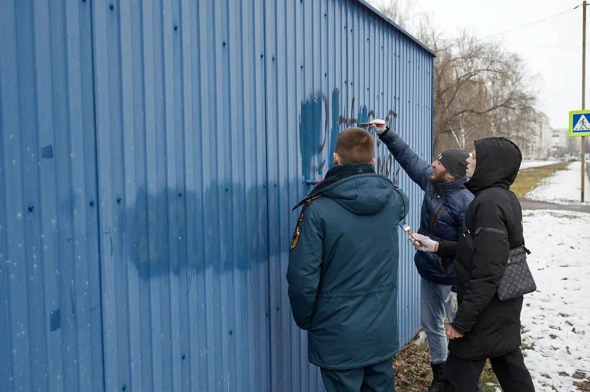 Рейд по закрашиванию надписей. Волонтеры Курск. Гуфельд прокурор Сеймского округа. Новости криминал картинка. Срочные новости курск сейчас последние