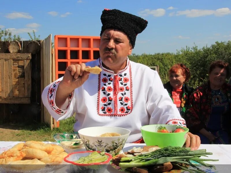 Фестиваль вареника в романово. Памятник дню вареника село романово алтайский край. Романово алтайский край. Культура романово алтайского края. Праздник вареники алтайский край.