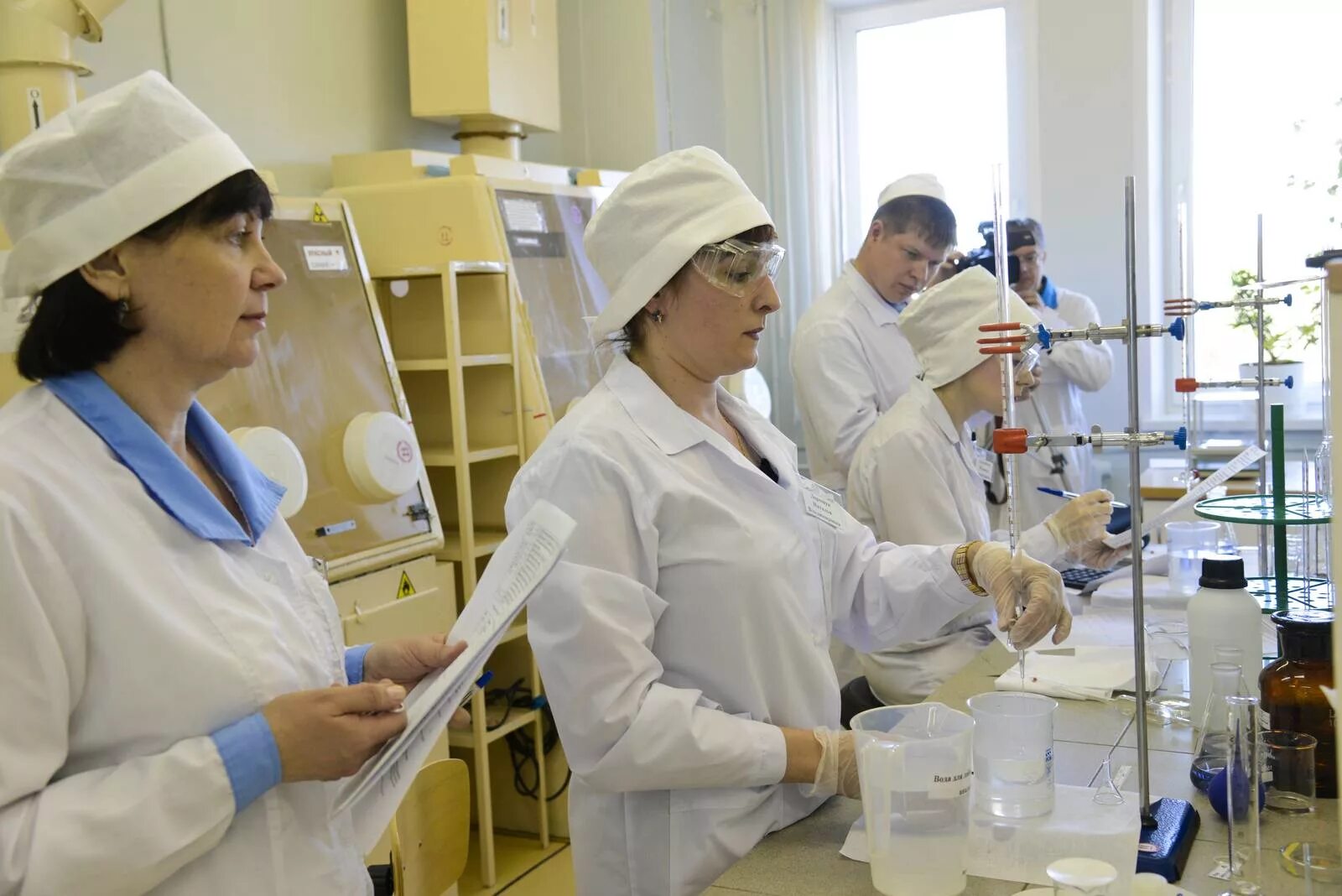 Ст лаборант. Лаборант на заводе. лаборант на молочной заводе. лаборант на молочном заводе. лаборант химического анализа на заводе.