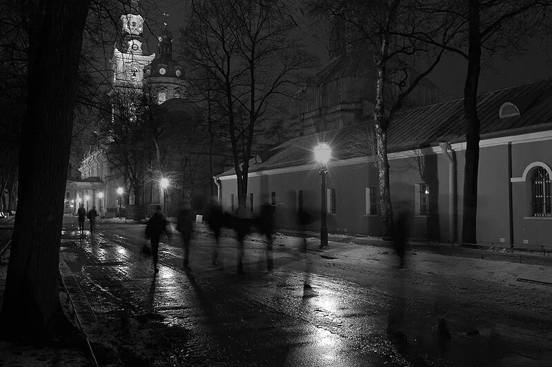 ночное освещение на улице. ночная улица с фонарями. фонарь в темноте. темная улица. ночная улица с фонарями.