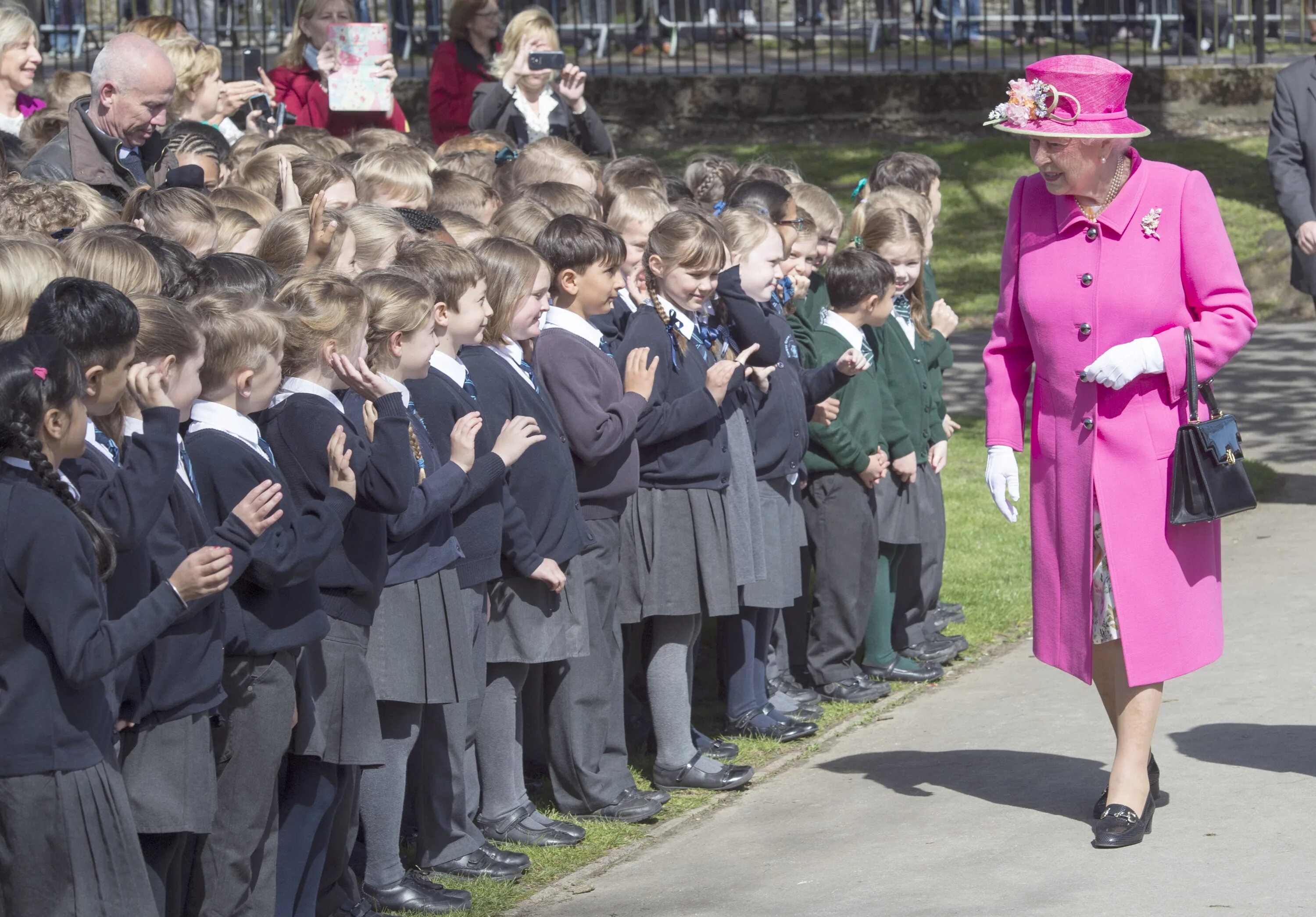 Children in britain school. Школа в Англии Queen. Первая Школьная форма в Великобритании 1552г. Westminster School Школьная форма.