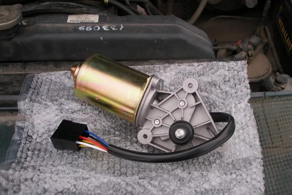 Мотор-редуктор стеклоочистителя лада гранта. Мотор стеклоочистителя м2141. Снять двигатель стеклоочистителя. Разъем моторчика дворников 2109. Привод стеклоочистителя ваз 2115.