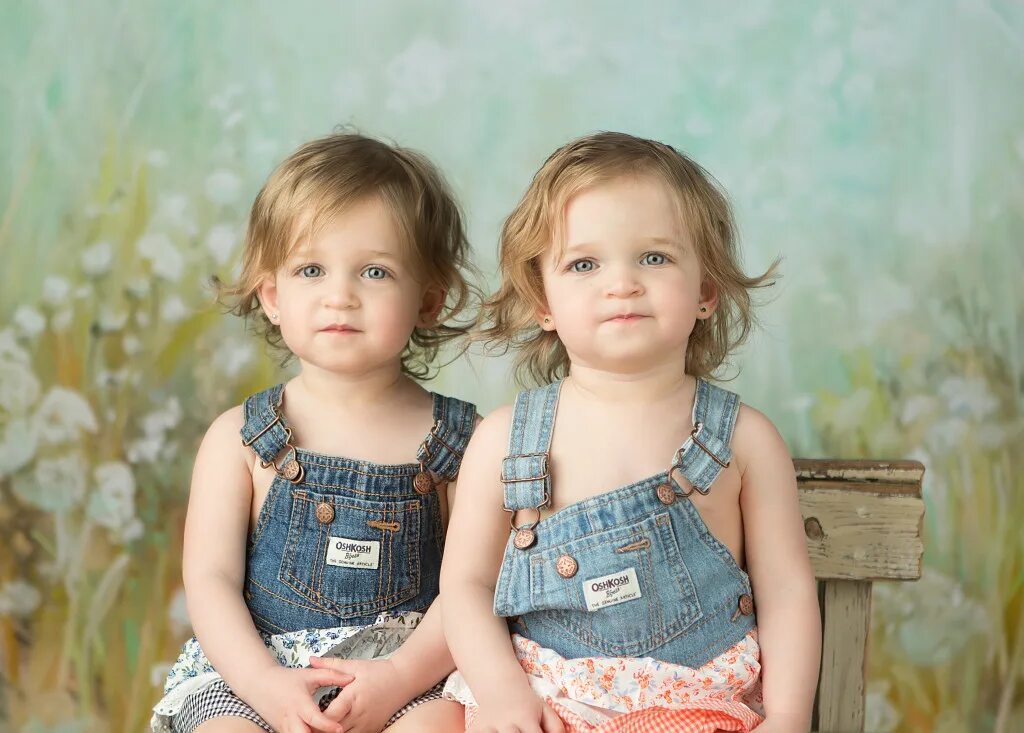 Три возраста детства. Двойняшки девочки. Девочки близняшки. Близнецы девочки. Фотосессия близняшек.