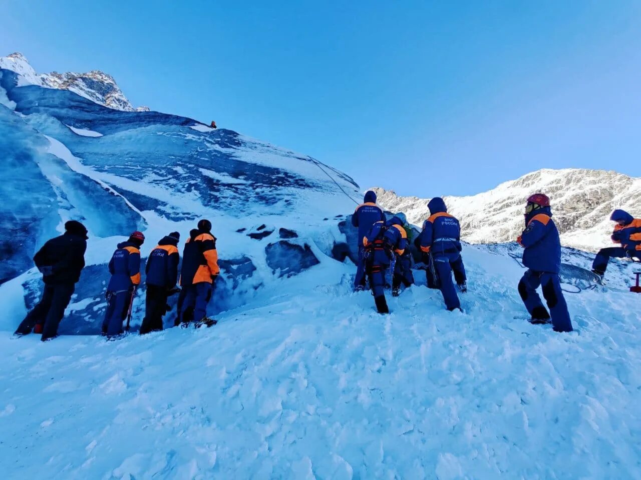 Поисково спасательная горно лавинная. Спасатели домбай. Спасатели в горах кавказа. Кчр альпинисты мчс. Кресельная канатная дорога домбай.