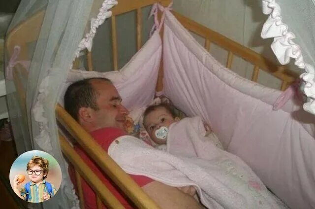 Уложила 2 месячную дочку спать сижу. Папа с ребенком в кроватке. папа уснул в детской кроватке. взрослый в детской кроватке. папа укладывает ребенка спать.