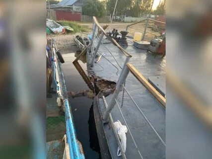 Караван барж груженных лесом прошел под мостом