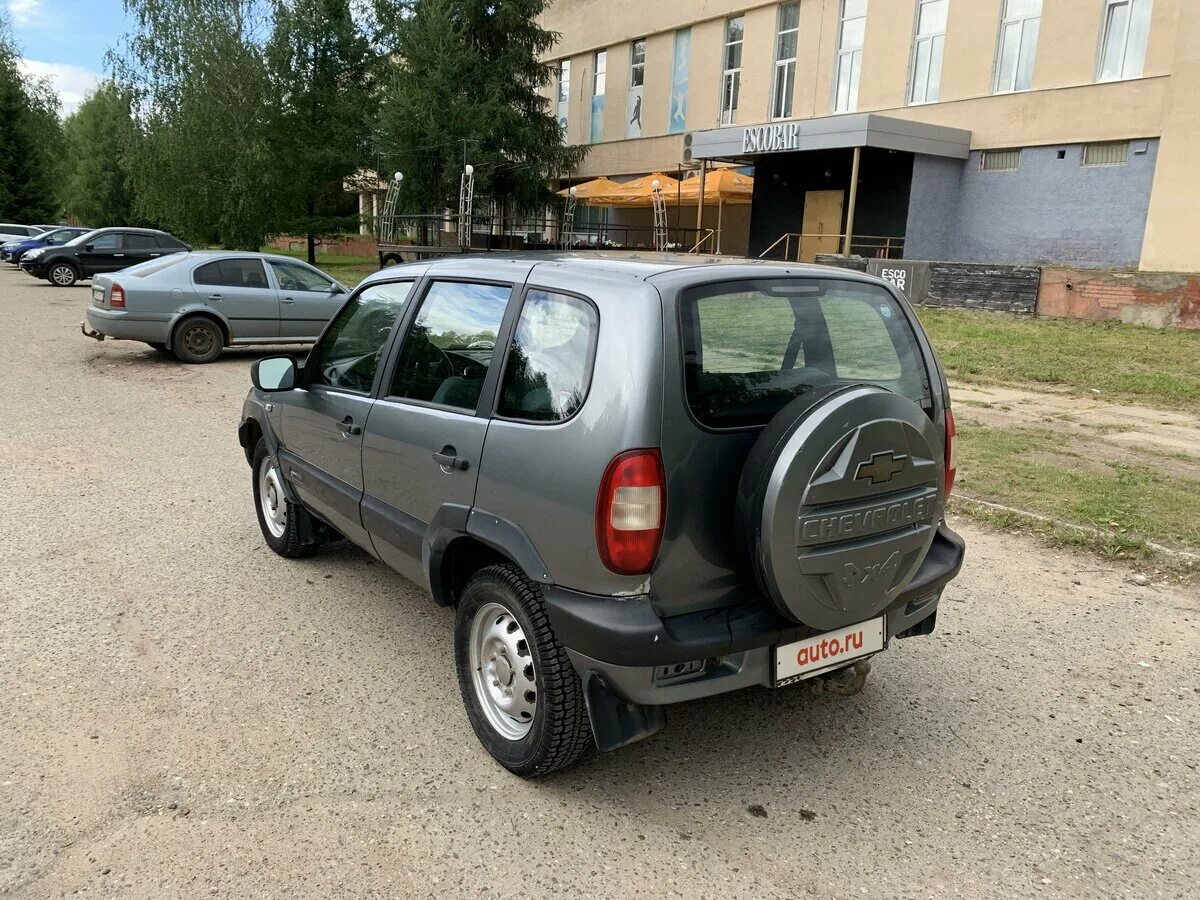 Купить ниву шевроле бу свежие объявления. Chevrolet Niva 2004. Нива Шевроле бу. Нива серая город. Шеви Нива купить.