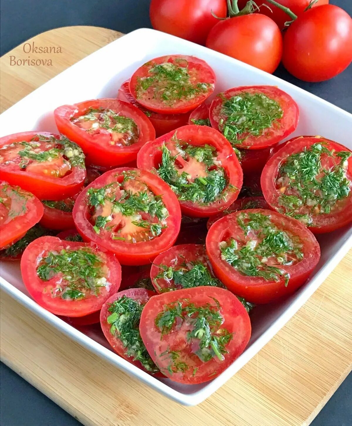 Закусочные помидоры с чесноком и зеленью быстрого. Закуска из помидор. помидоры с чесноком и зеленью. закуска из помидоров с чесноком. томат закуска.