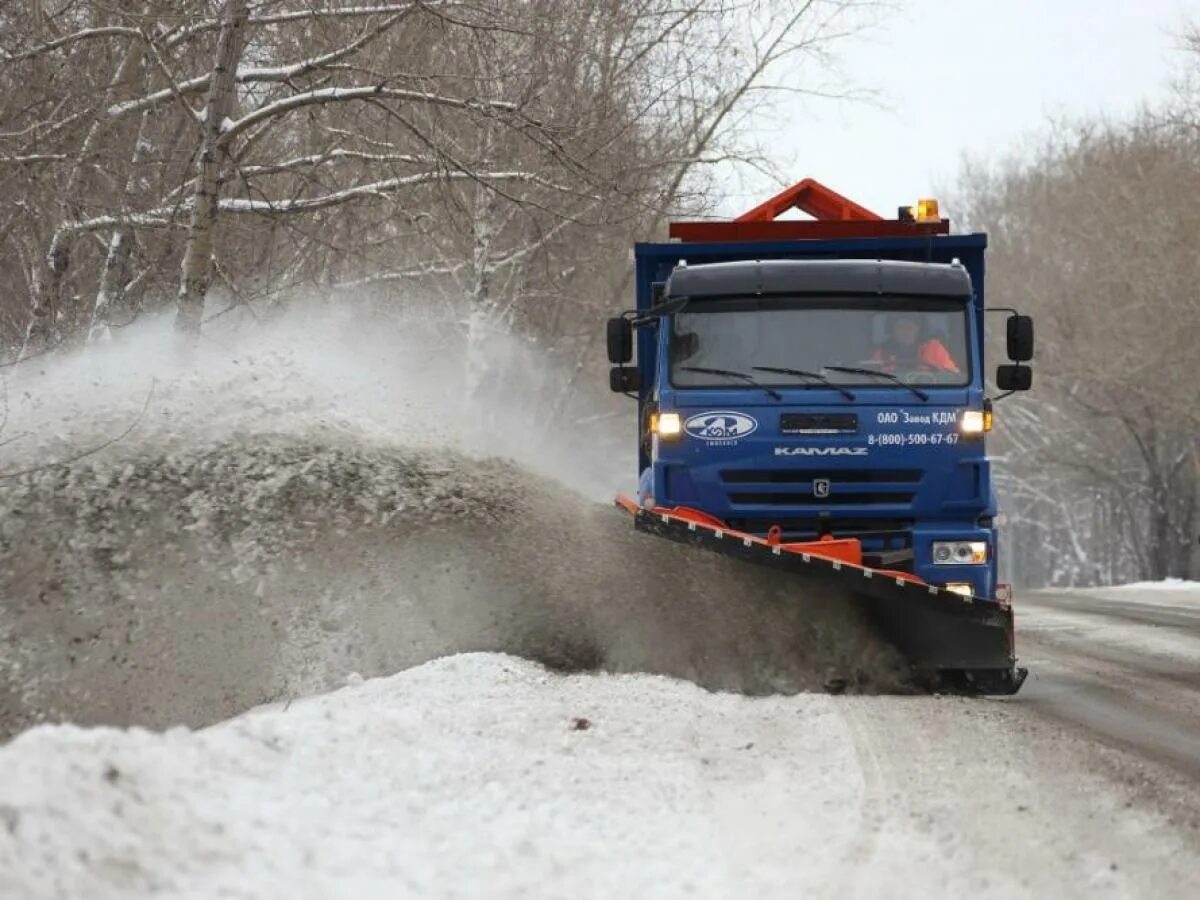 Уборка снега КДМ КАМАЗ. Снегоуборочная машина на дороге. КАМАЗ для чистки дорог. Машины для очистки дорог от снега. Дорога очищения