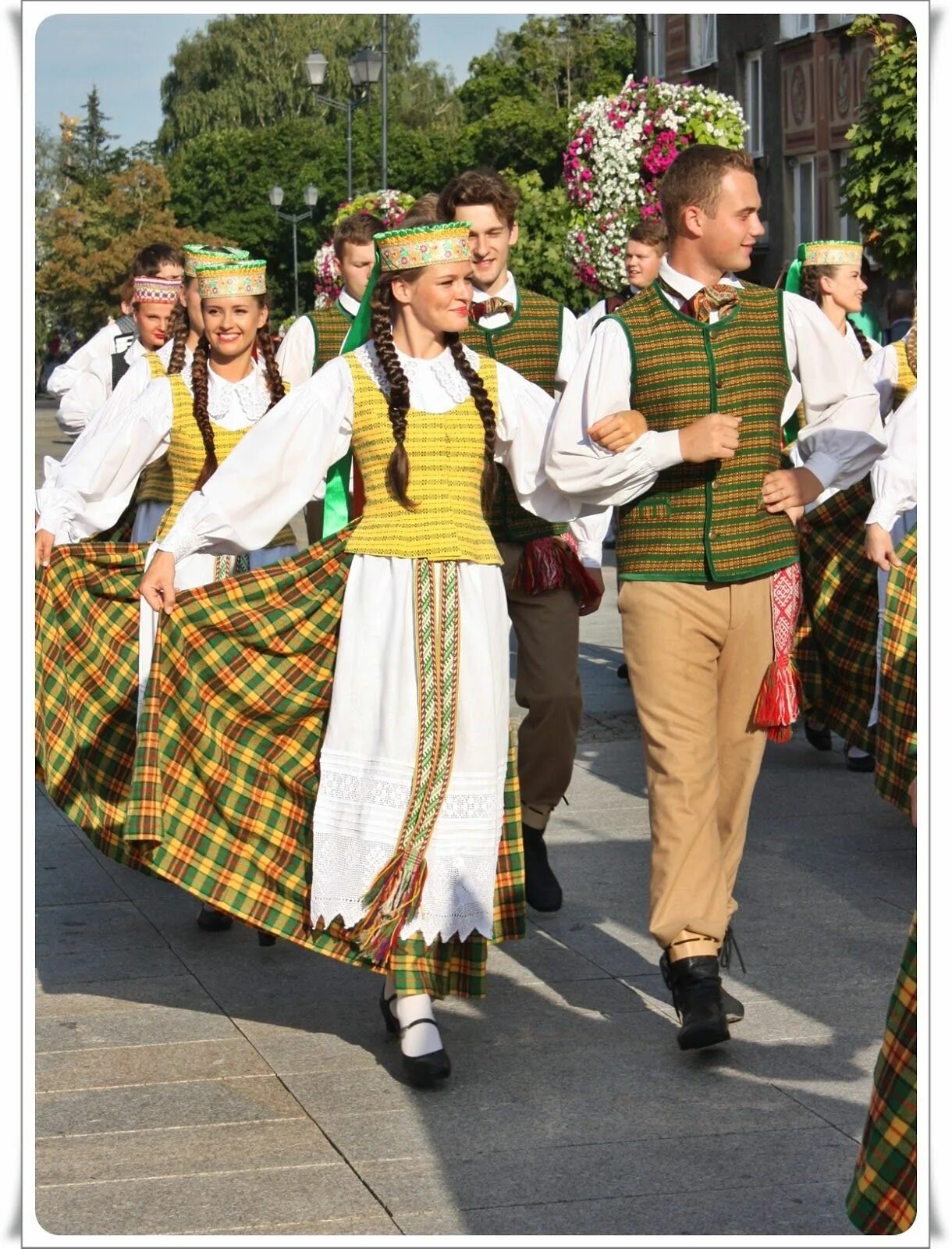 национальный костюм литовцев. +латышский латыши латвия литовский народный костюм мужской. дзукия литва костюм. одежда литвы. латыши костюм.