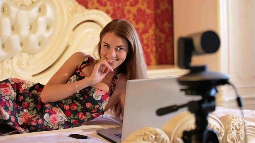 Cam веб модели\. Девушка вебкам модель. Вебкам студия девушка. Web models. Майя суровцева вебкам.