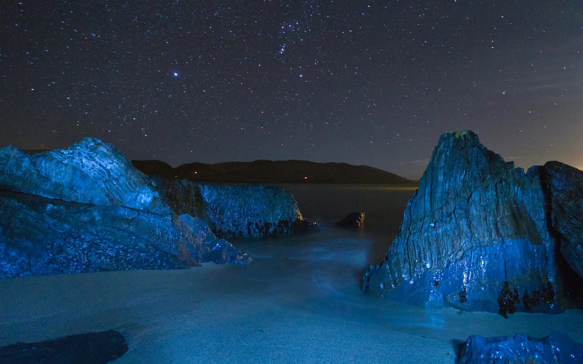 Night stone. Скалы ночью. Камни ночью. Камень звездное небо. Камень Звездная ночь.