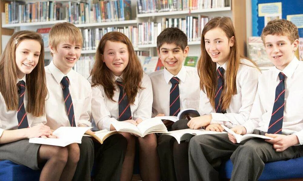 Школа за рубежом. Старшеклассники. Хочу получить среднее образование. Ученики старших классов. Школьники в классе.