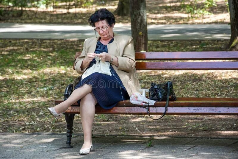 Подглядывание за бабушкой. Пожилая женщина сидит на лавочке. Пожилая женщина на скамейке. Бабушка на скамейке в парке. Бабушка сидит в парке.