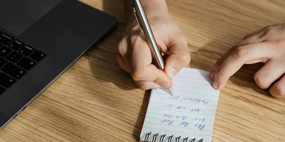 Им можно писать. Им можно писать. Пишет на бумаге. Красивый каллиграфический почерк. Им можно писать.