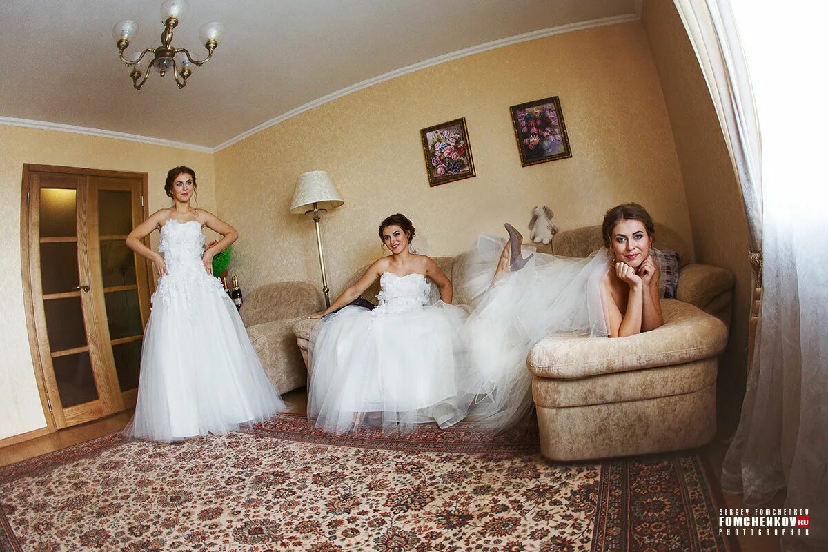 Комната с платьем невесты. Невеста дома. Невеста одевается дома. Комната невесты дома.