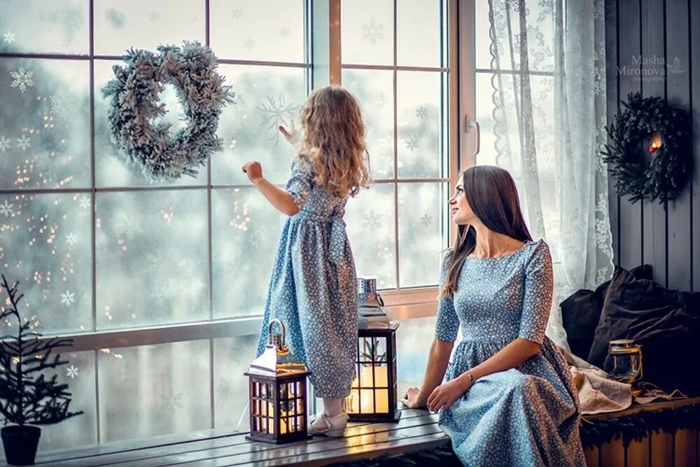 Новогодняя фотосессия у окна. Девочка у зимнего окна. Девочка у окна зимой. Зимняя фотосессия у окна.