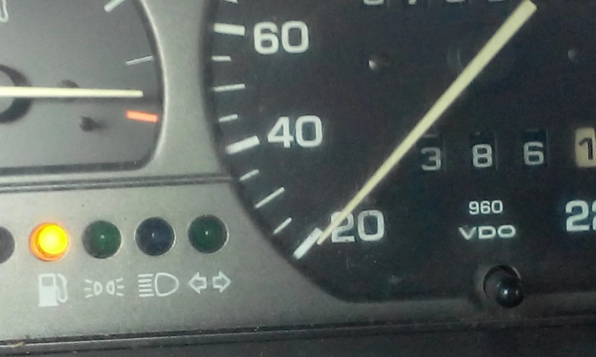 Лачетти индикатор бензина. Горит чек рекстон 2. Одно деление mazda cx5. Лампа горит полный бак. Мигает лампочка при движении на сеат толедо 2001.