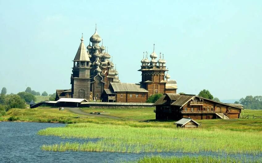 озеро деревянные церкви острова кижи. кижский погост кижи. кижи музей-заповедник. русские заонежья кижи. остров кижи карелия.