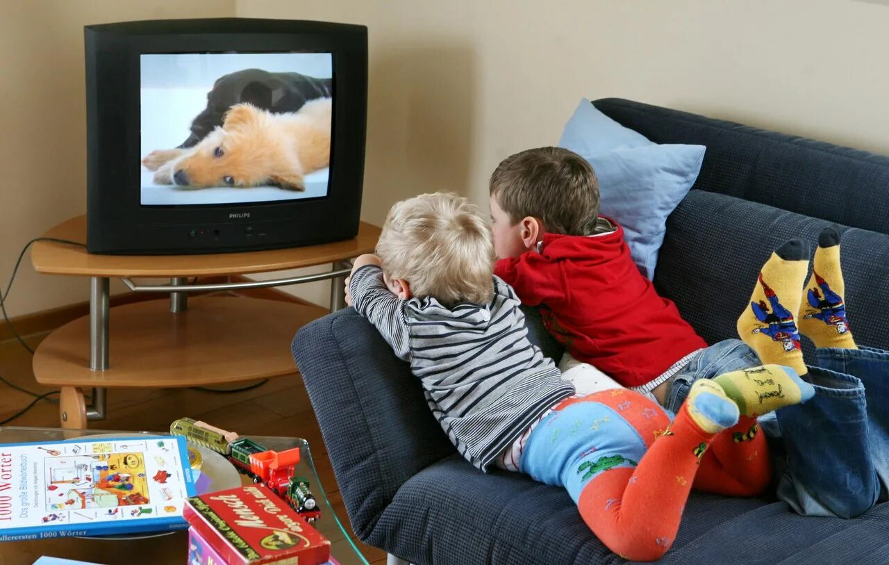 Dad am watching tv. Телевидение для детей. Детский телевизор.