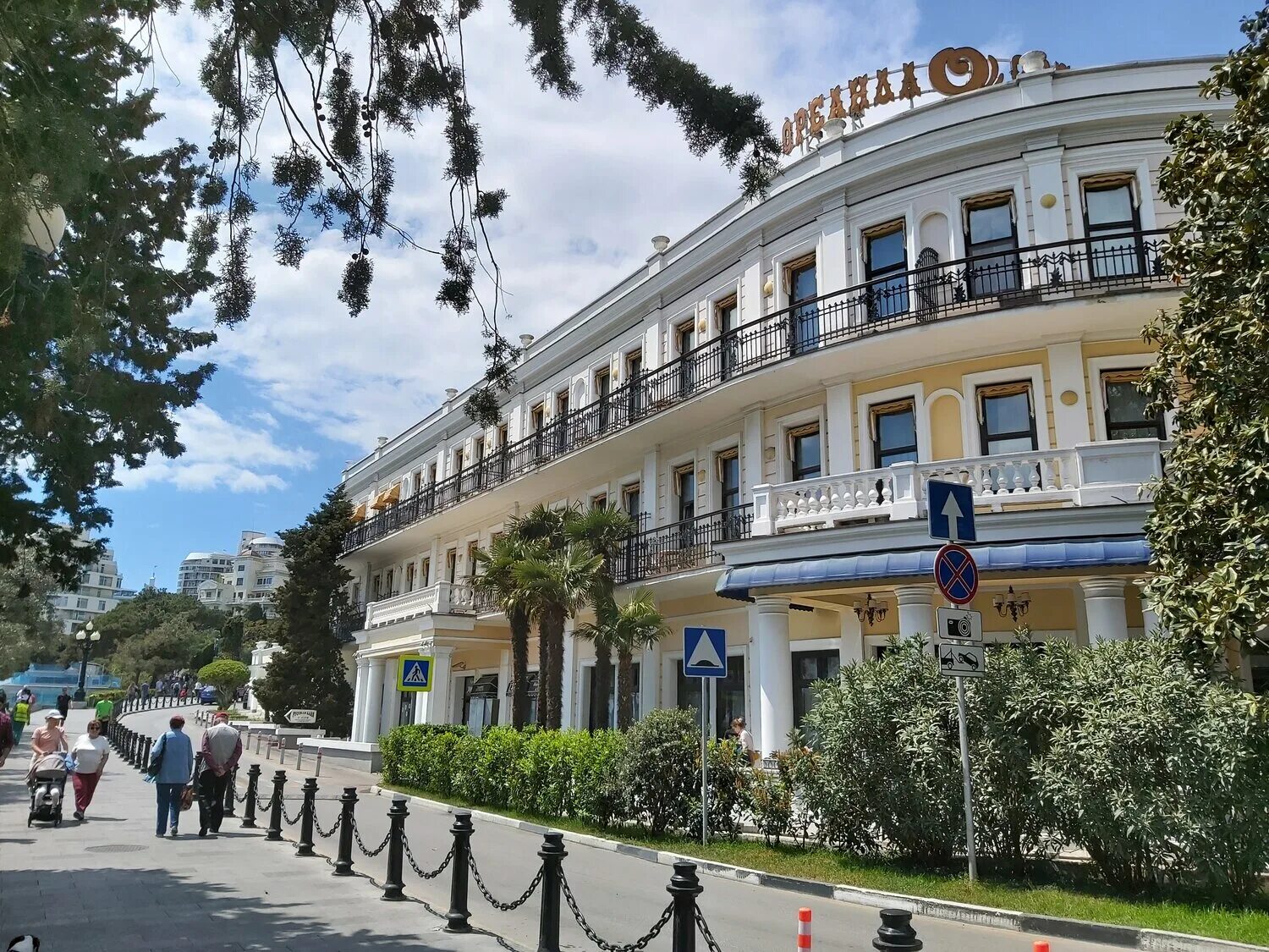 жизнь в ялте. отель лайф ялта. алушта ласточкино гнездо. ялта центральная набережная. ялта город в крыму.