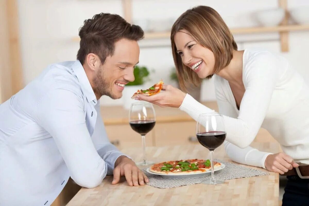 После ужина выбирает. Мужчина и женщина ужинают. Мужчина и женщина обедают. Мужчина и женщина на кухне. Парень и девушка ужинают.