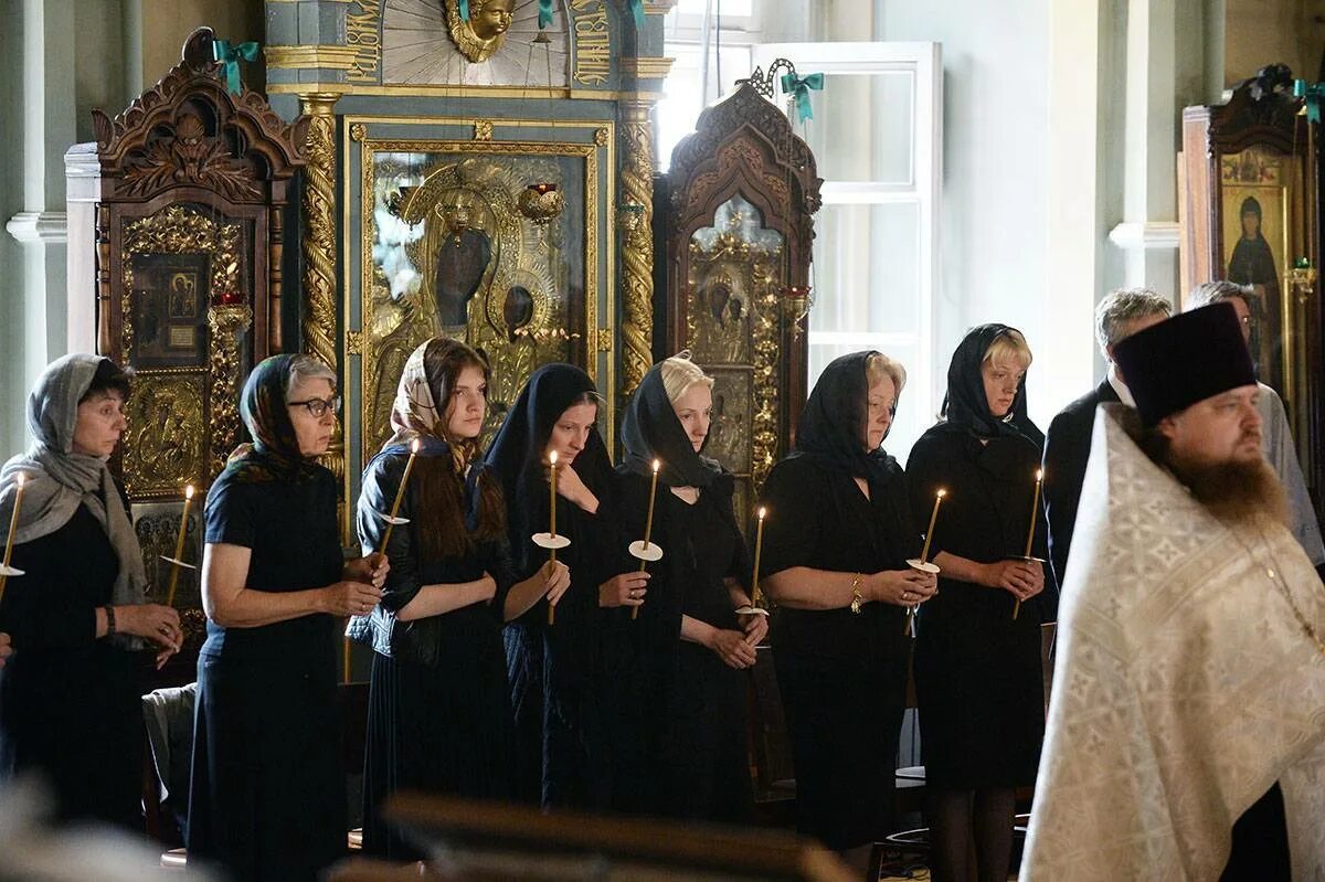 Православное отпевание. Женщина в храме. Христианское платье в Церковь. Можно в церковь в штанах женщинам