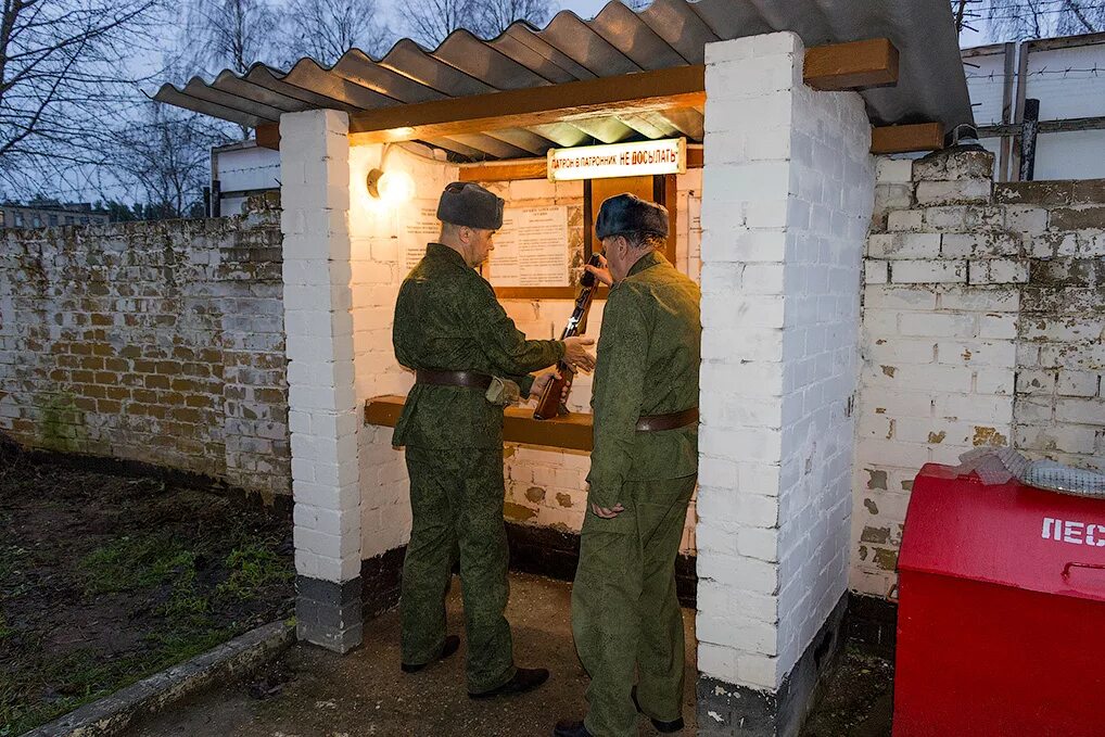 Часовой вс рф. Часовой на посту. Караул помещение. Караульное помещение воинской части. Заряжание и разряжание оружия в Карауле.