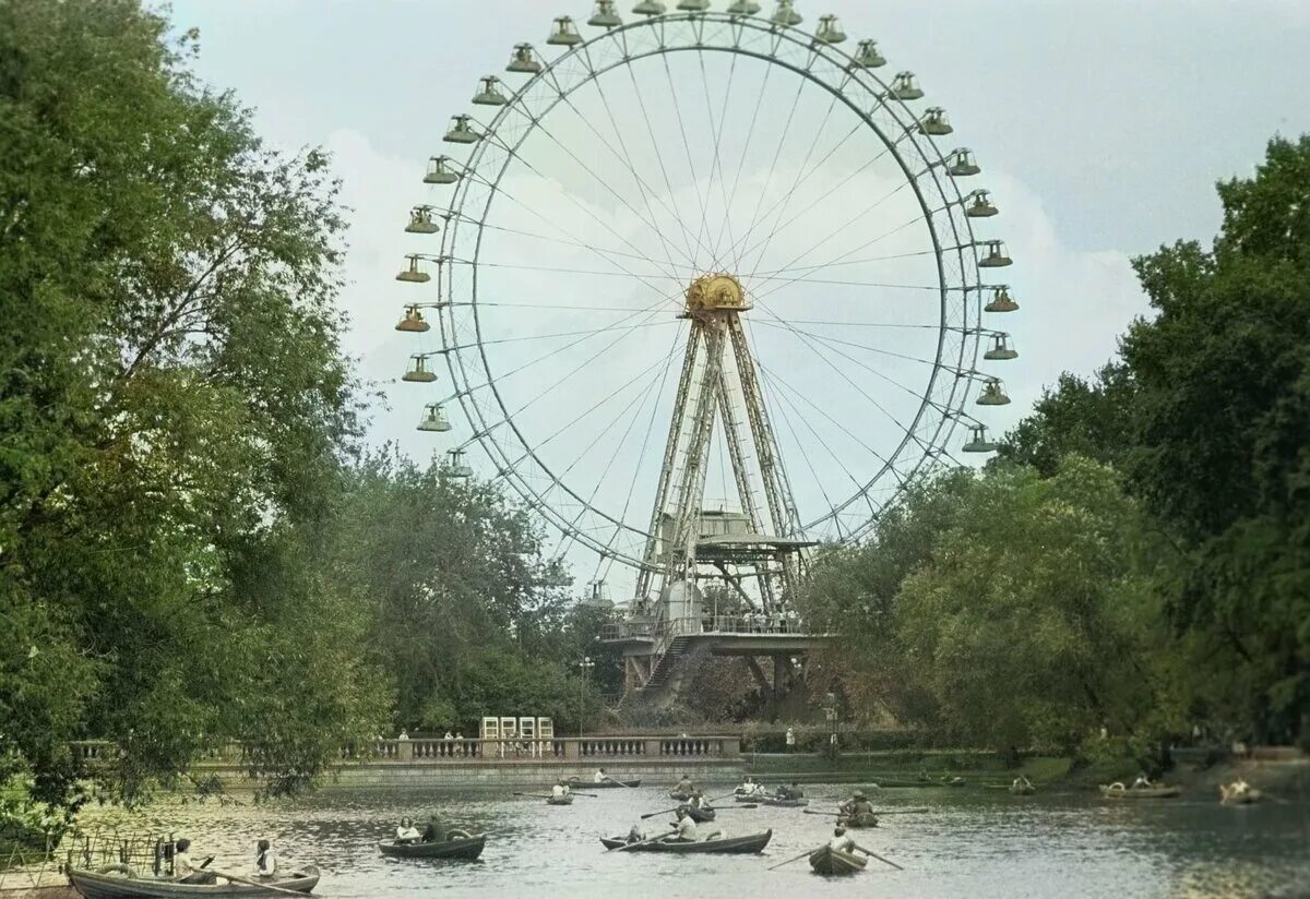 Парк культуры и отдыха имени горького (таганрог). Парк горького аттракционы. Измайловский парк партизанская. Парк горького москва аттракционы. Колесо обозрения великие луки.