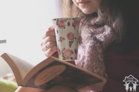 Она любит читать книги