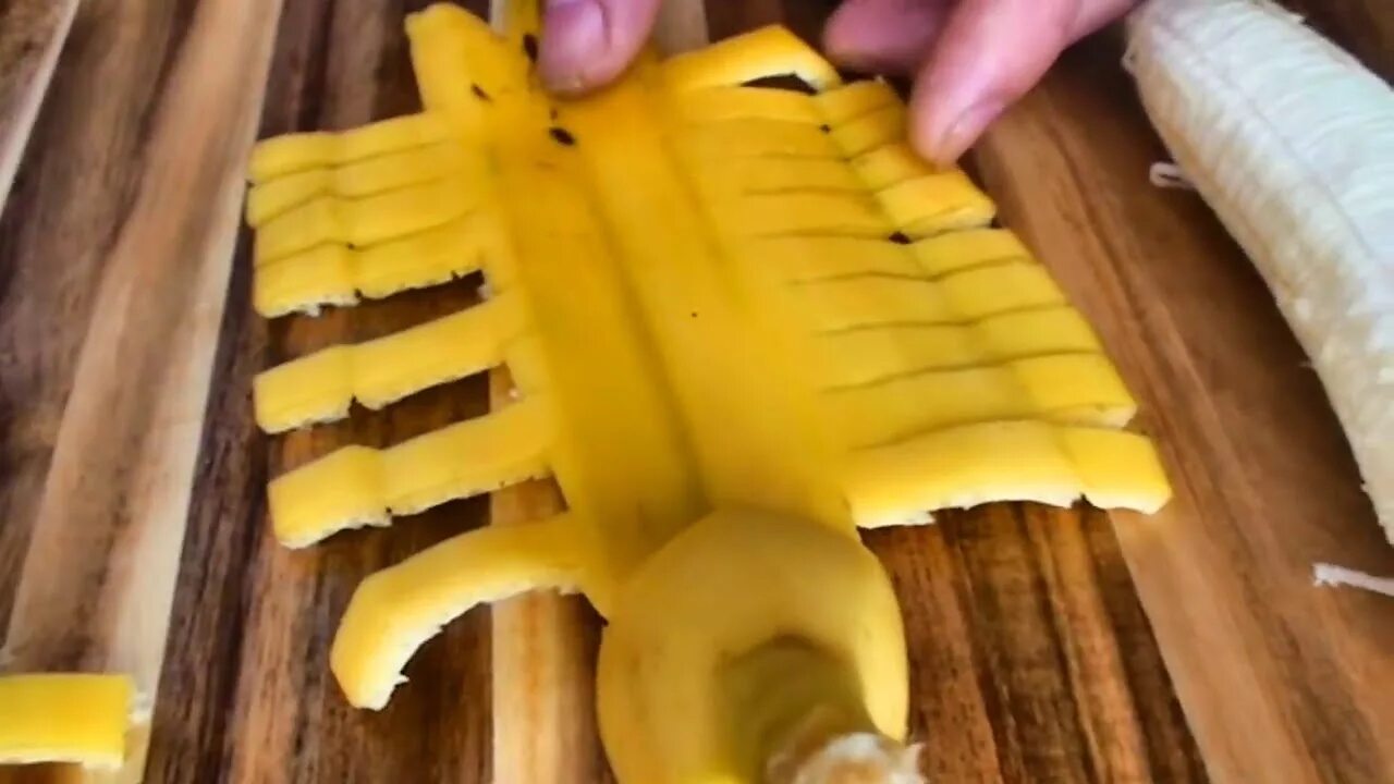 Красивая нарезка бананов. Как нарезать бананы. Как порезать бананы на праздничный стол. Как нарезать бананы. Красиво нарезать банан.