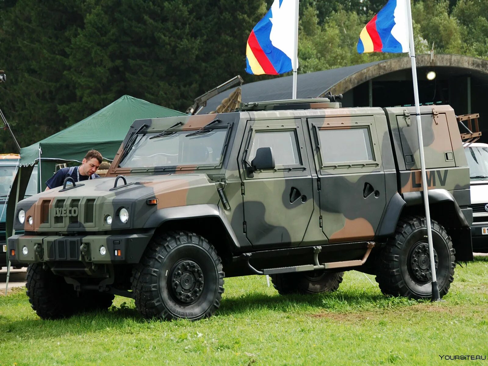 Военные автомобили россии. Iveco LMV бронеавтомобиль военный. Армейский броневик Ивеко. Iveco LMV (Light multirole vehicle). Iveco LMV новый.