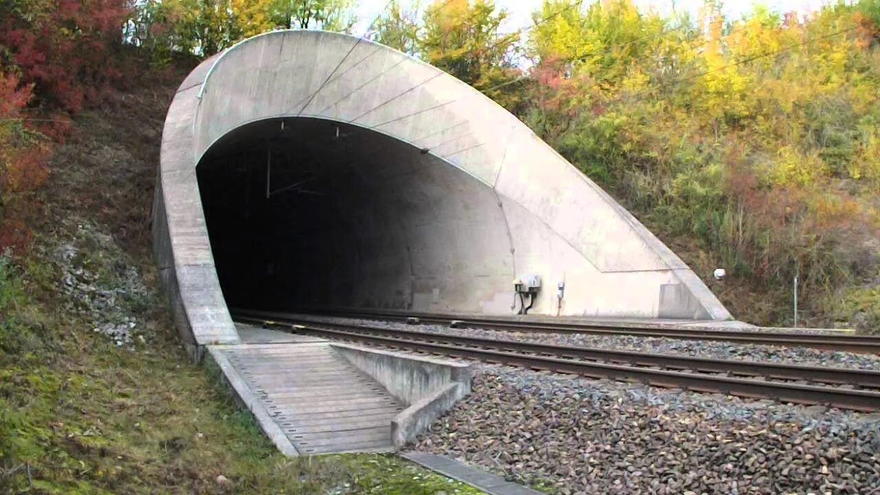 Перед входом в тоннель пассажирского поезда. Томусинский Железнодорожный тоннель. Паняряйский Железнодорожный тоннель. Магри Железнодорожный тоннель 2011. Большой Апеннинский двухпутный Железнодорожный тоннель.