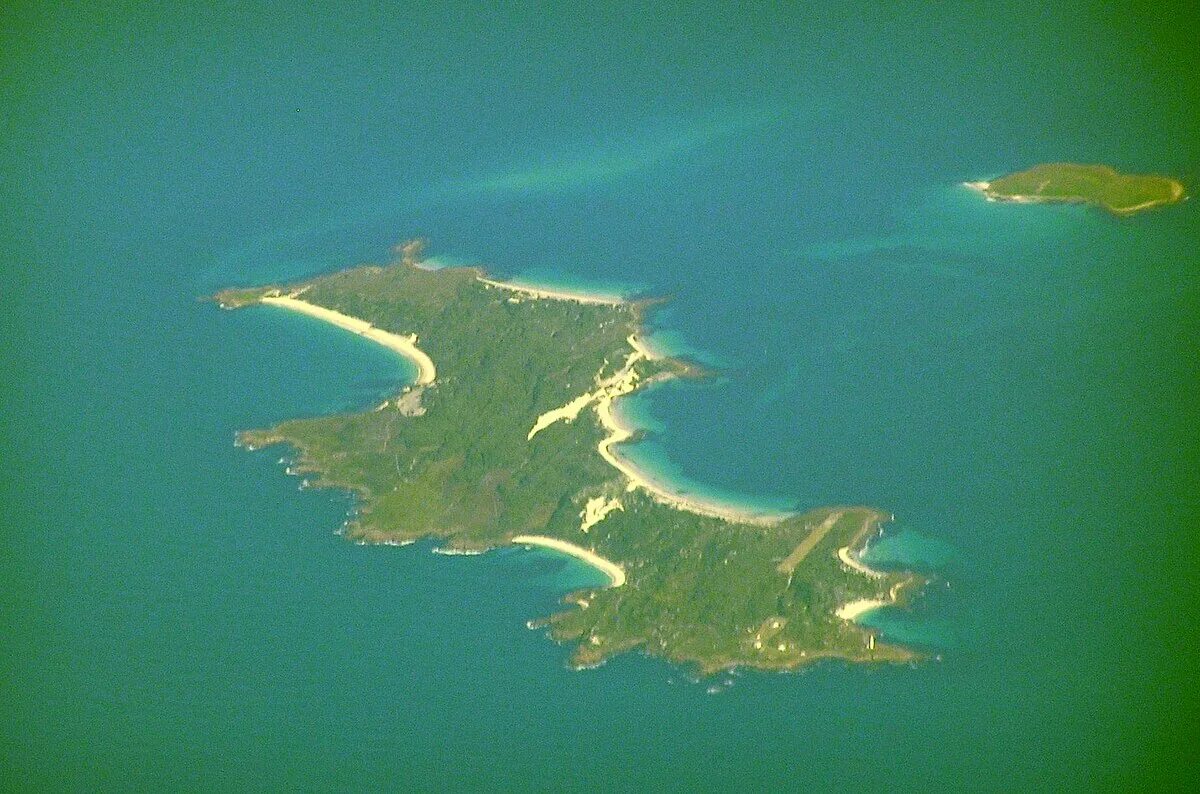 Остров на северо востоке австралии. Остров в виде хвоста. Остров Тасмания аэропорт. Лебяжьи острова. Портовые лебединые острова.