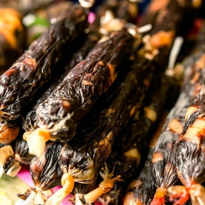 Казы вяленая. Конская колбаса татарская казылык. Колбаса конина вяленая казылык. Казахская колбаса из конины казы. Колбаса казы из конины сыровяленая.