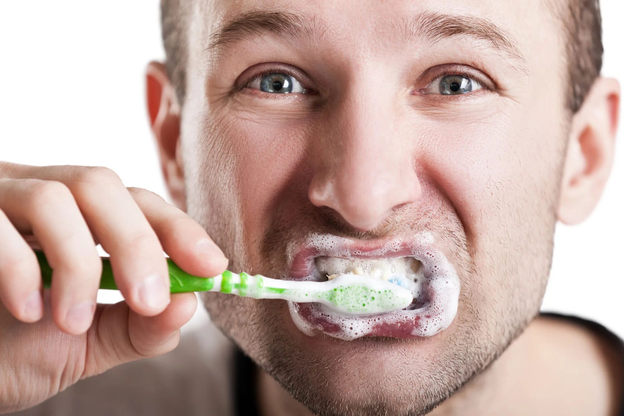 Чистим зубы!. Человек чистит зубы. Человек с зубной щеткой. Мужчина с зубной щеткой. Do your teeth