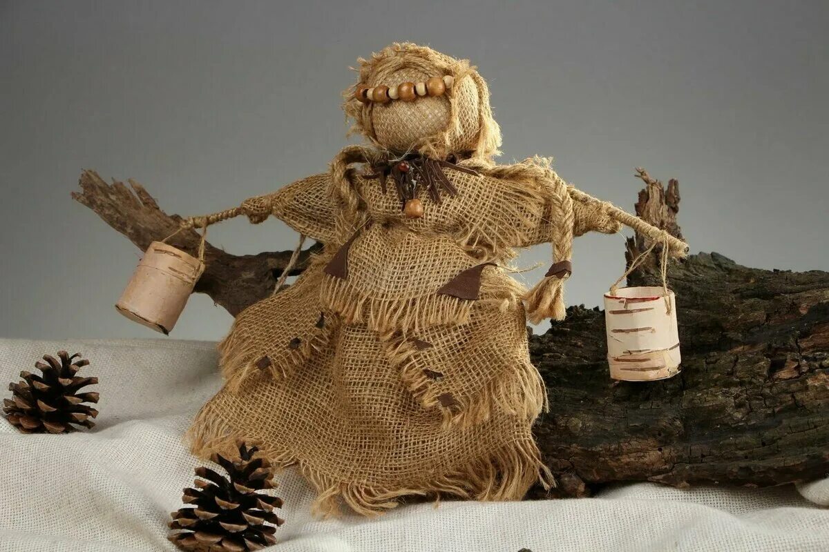 Куклы своими руками мешковины. Мотанка из мешковины. Кукла мотанка из джута. Куклы из шпагата и мешковины. Ангел хранитель обережная кукла.