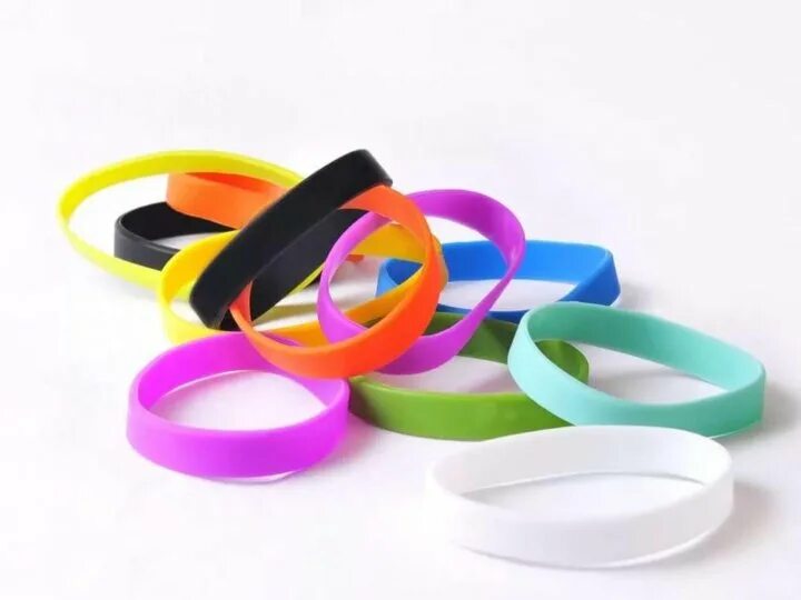 Резинка для браслета купить. Резиновые браслеты. Разноцветные резиновые браслеты. Резиновые браслеты на руку. Цветные браслеты на руку.