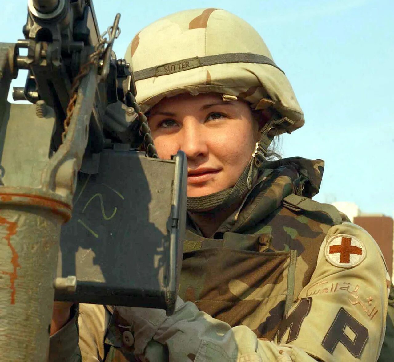 Военнообязанные лицо. Женщины в военной форме. Женщины на современной войне. Женщины военнослужащие. Женщина солдат.