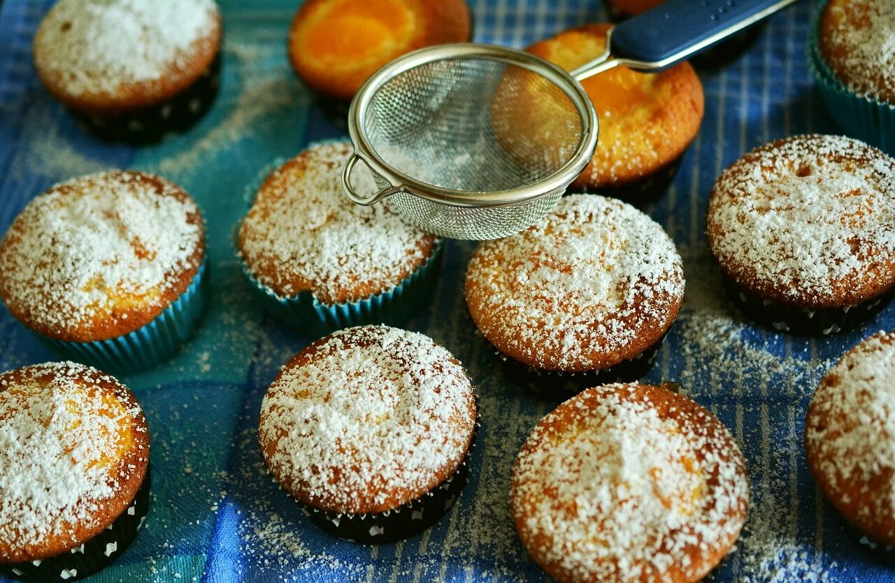 Вкусный кекс. Bake muffins. Кекс с сахарной пудрой. Кекс на кухне. Muffin top.