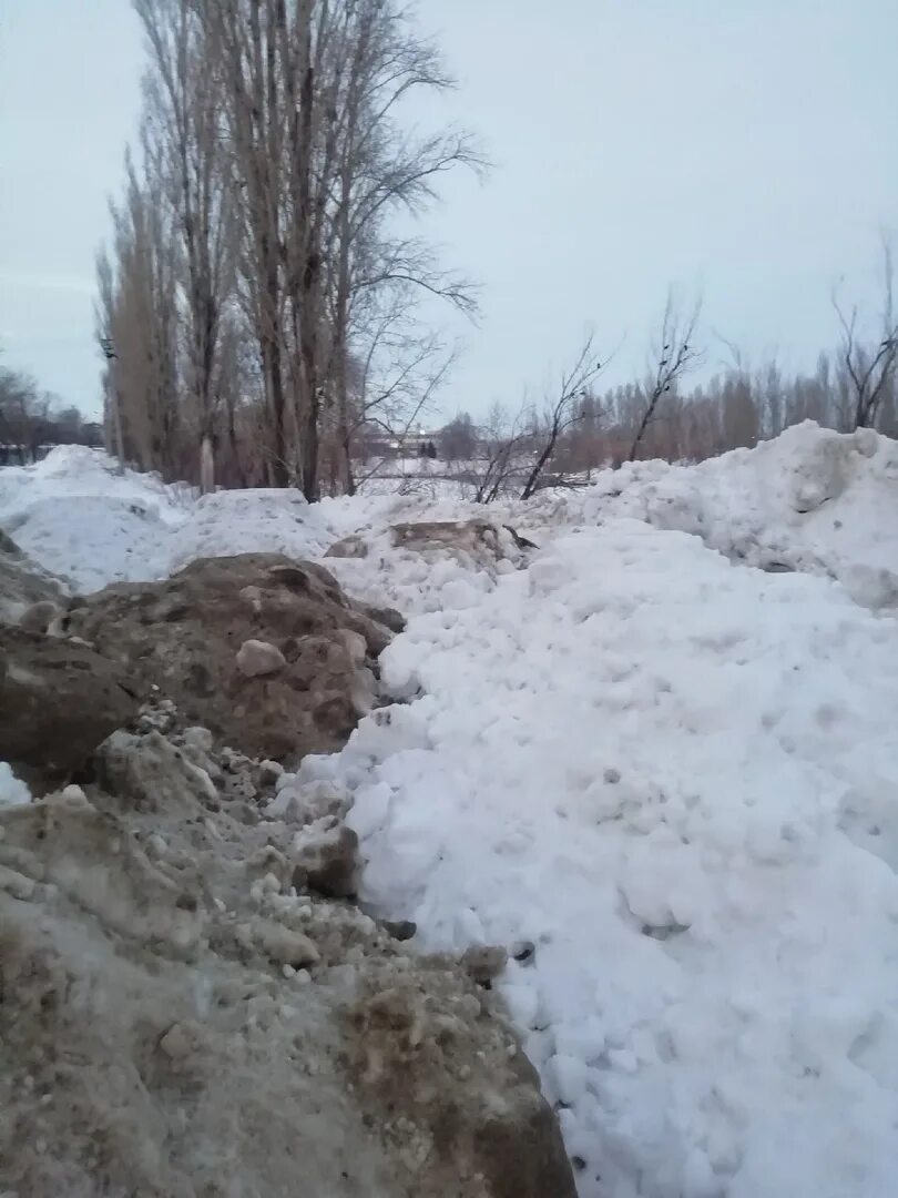 Почему чистый снег. Грязный снег. Снег чистый и грязный. Горка снега на пруду. Осели сугробы.